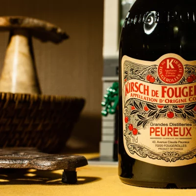 Bouteille de kirsch de Fougerolles sur table.