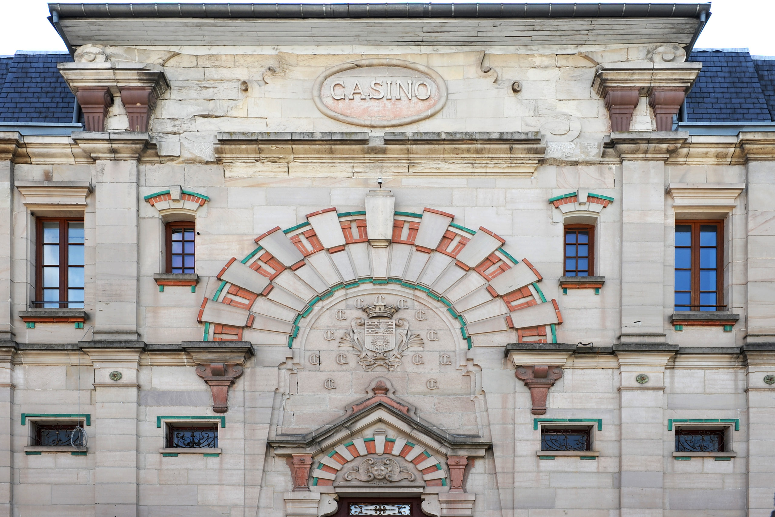 Façade d'un bâtiment historique décoré.