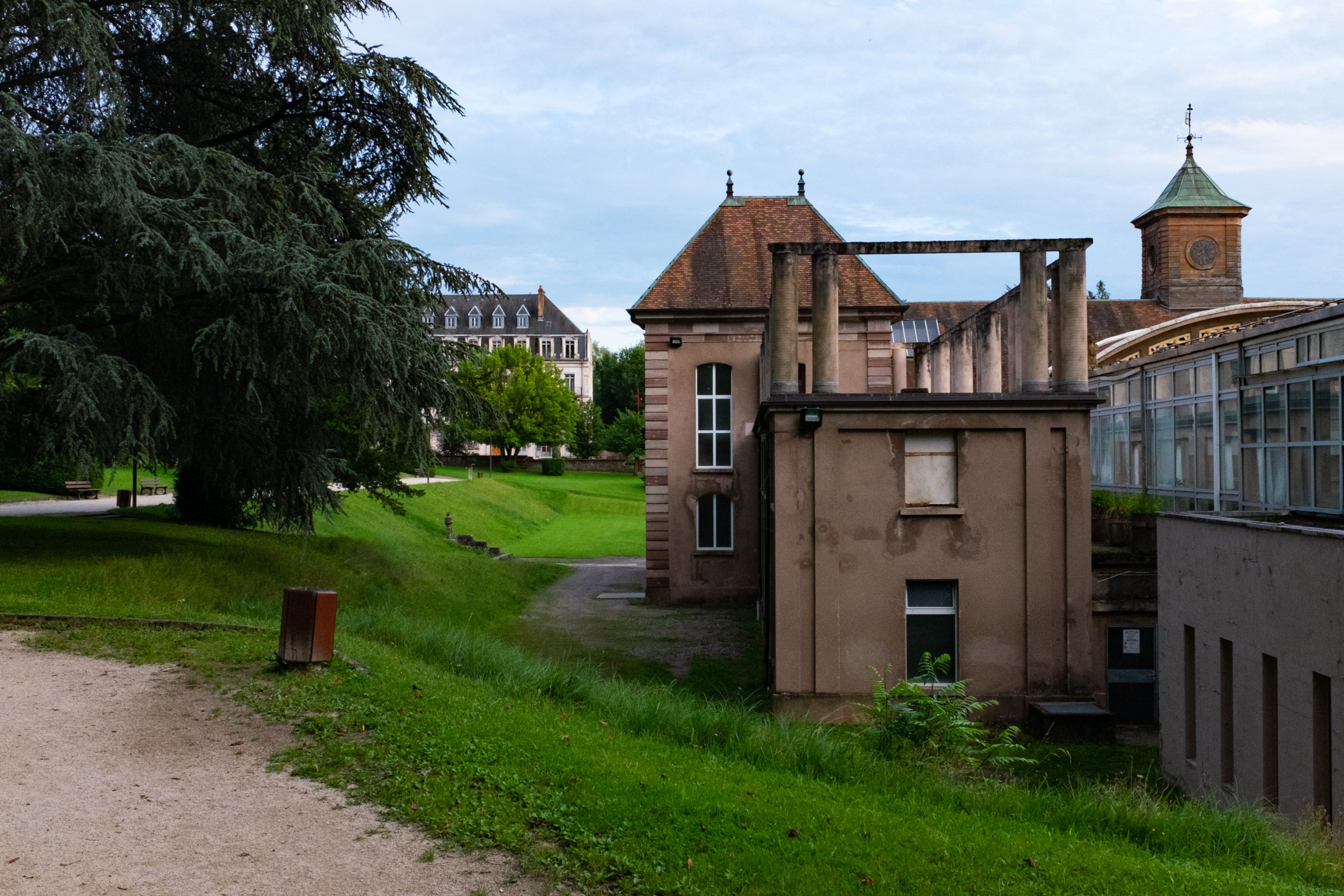 Vieux bâtiment entouré de verdure et d'arbres