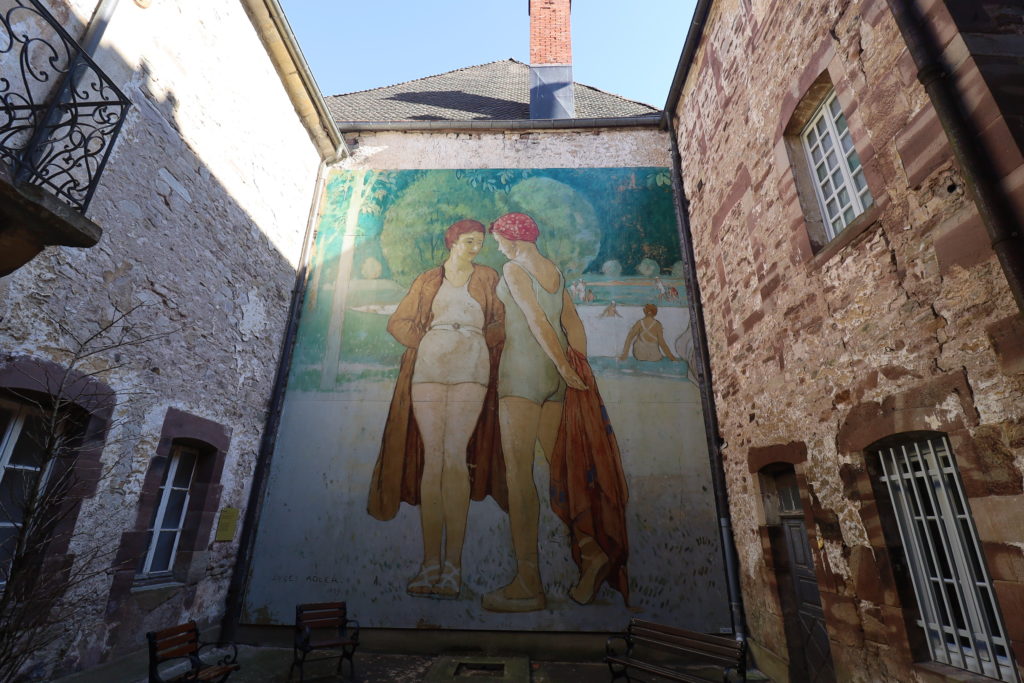 Fresque murale d'Adler dans une cour historique.