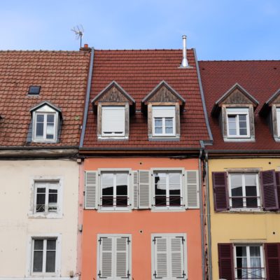 Façades colorées de maisons à colombages.