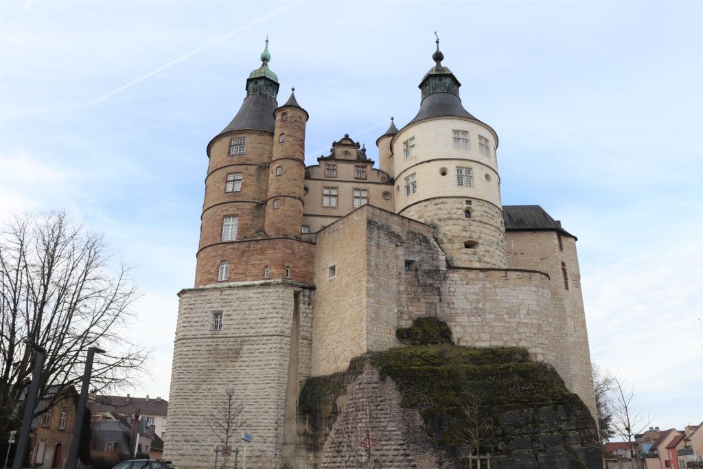 Château médiéval avec tours, ciel bleu.