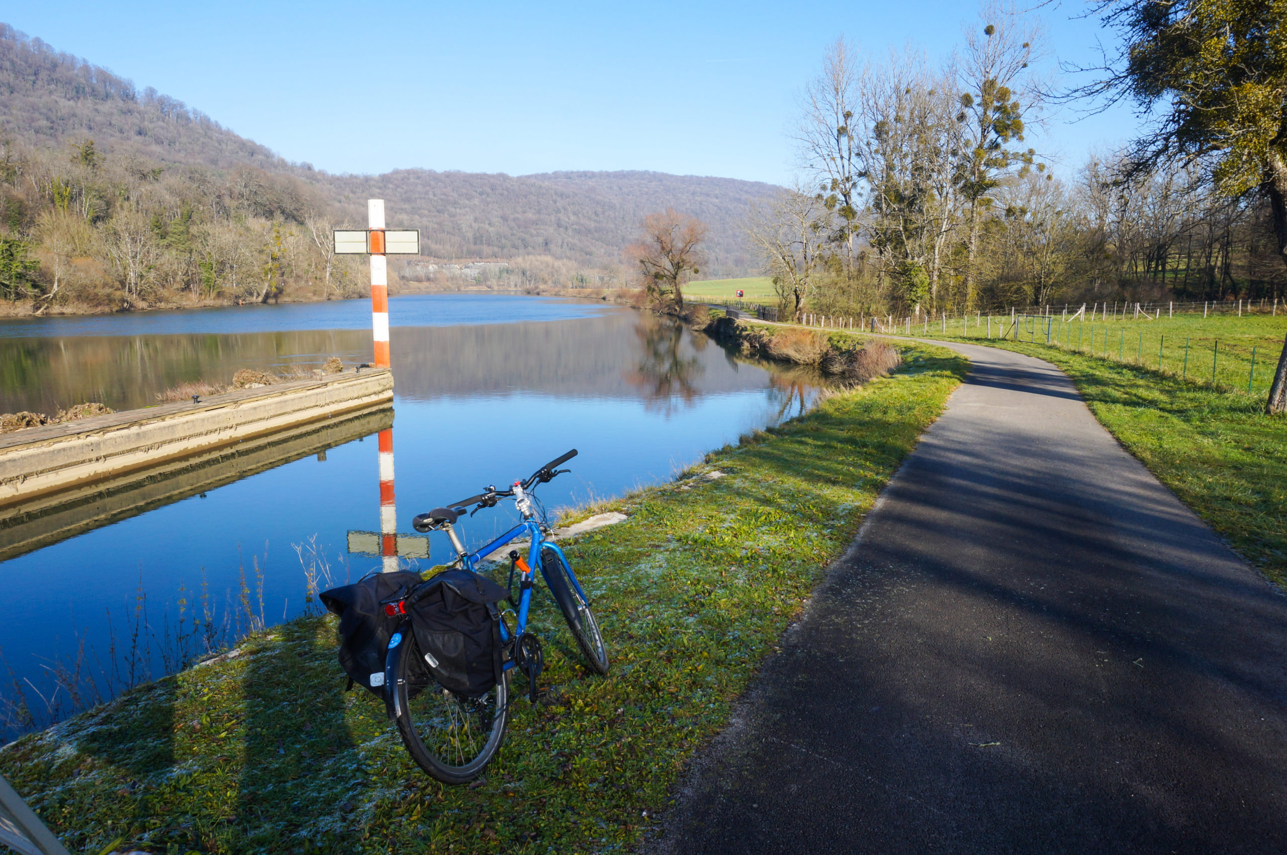 Vélo près de rivière et chemin pédestre
