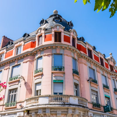 Immeuble résidentiel historique sous ciel bleu