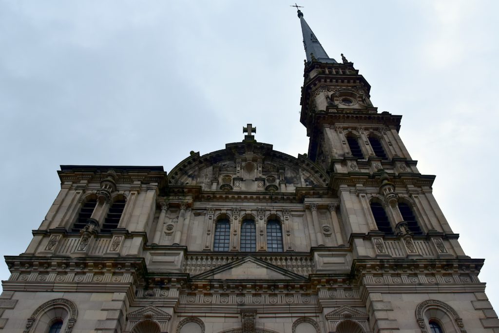 Façade d'une église avec clocher imposant.