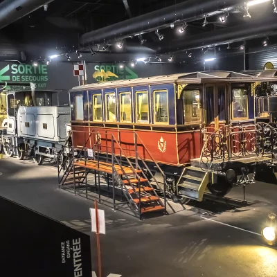 Ancienne locomotive exposée dans un musée ferroviaire.