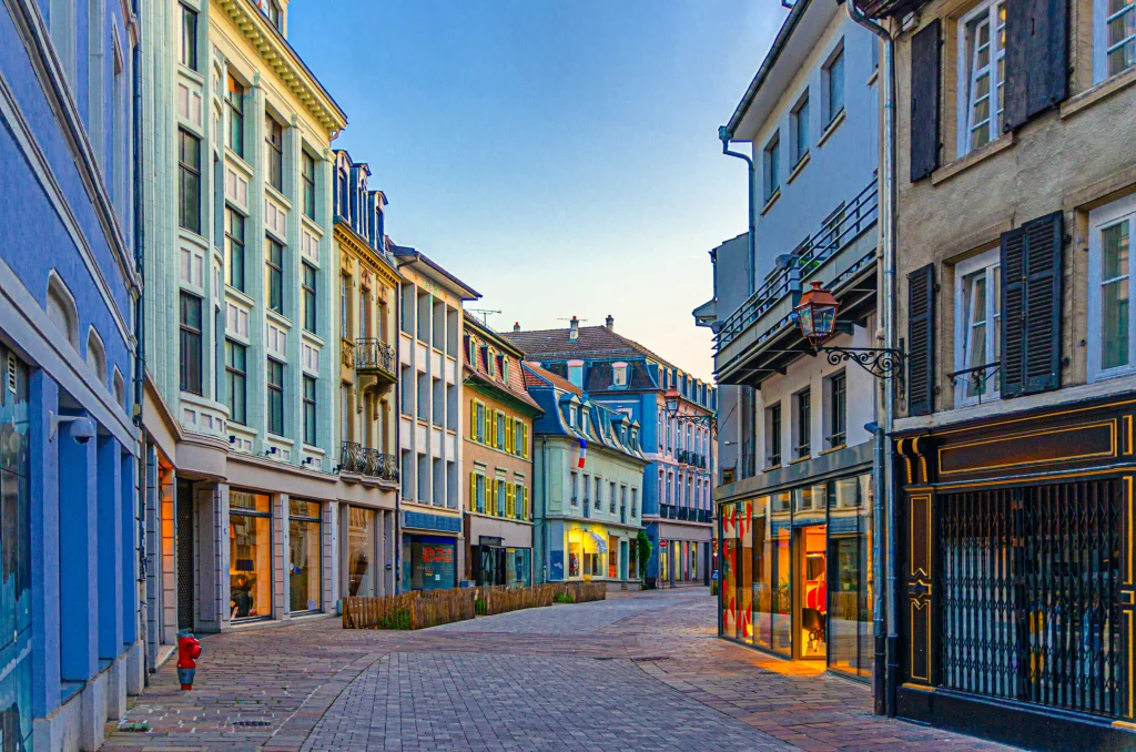 Rue pittoresque bordée de bâtiments colorés.