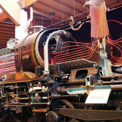 Locomotive vapeur sectionnée exposée dans un musée.