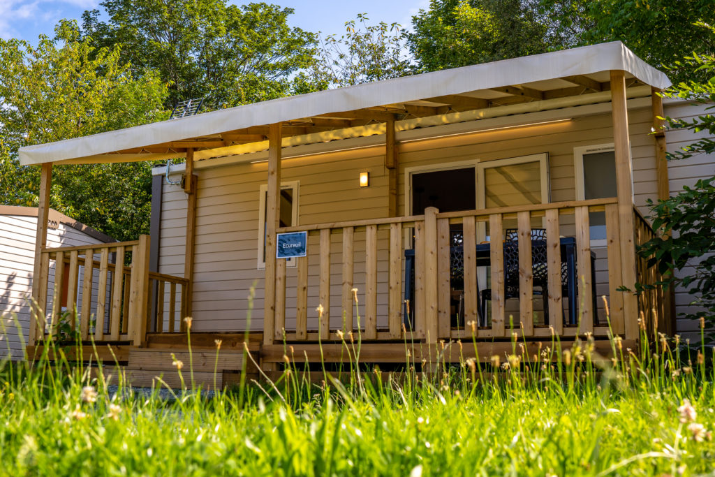 Mobil-home avec terrasse en bois, été, nature