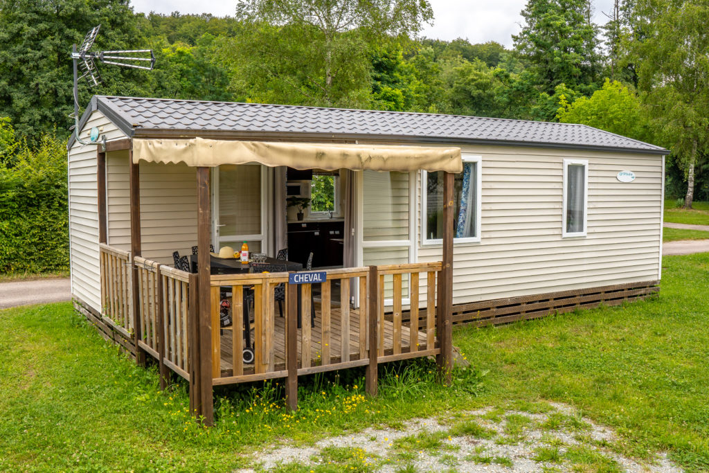 Mobil-home avec terrasse en bois, camping.