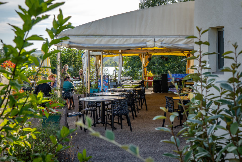 Terrasse extérieure avec chaises et tables.