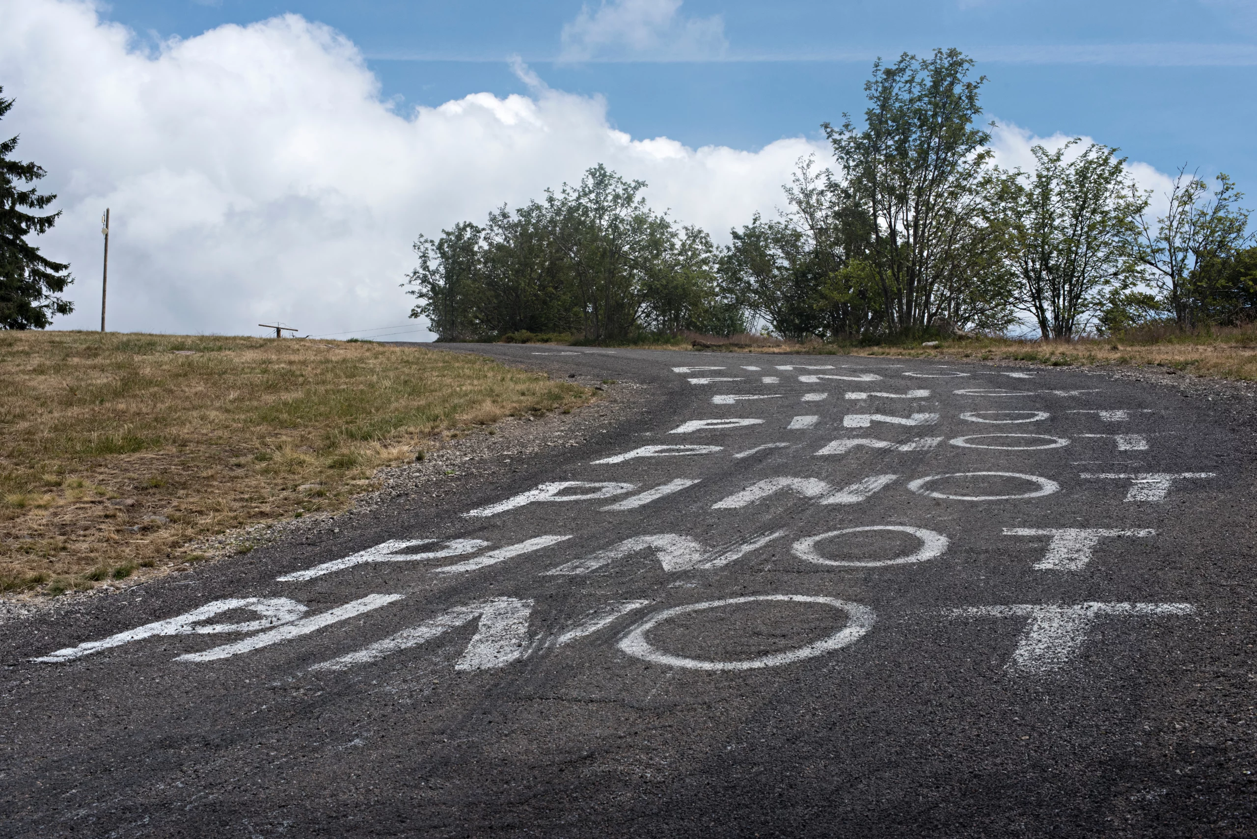 Route peinte au nom du cycliste Pinot.