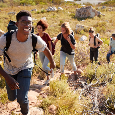 Groupe de randonneurs en montagne sous le soleil.