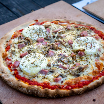 Pizza avec fromage, jambon et champignons.