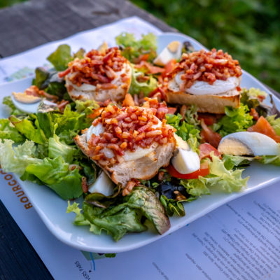 Salade composée avec chèvre chaud et lardons
