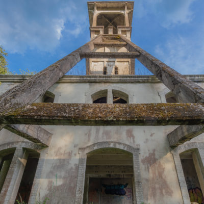 Vieil bâtiment industriel avec structure en béton.