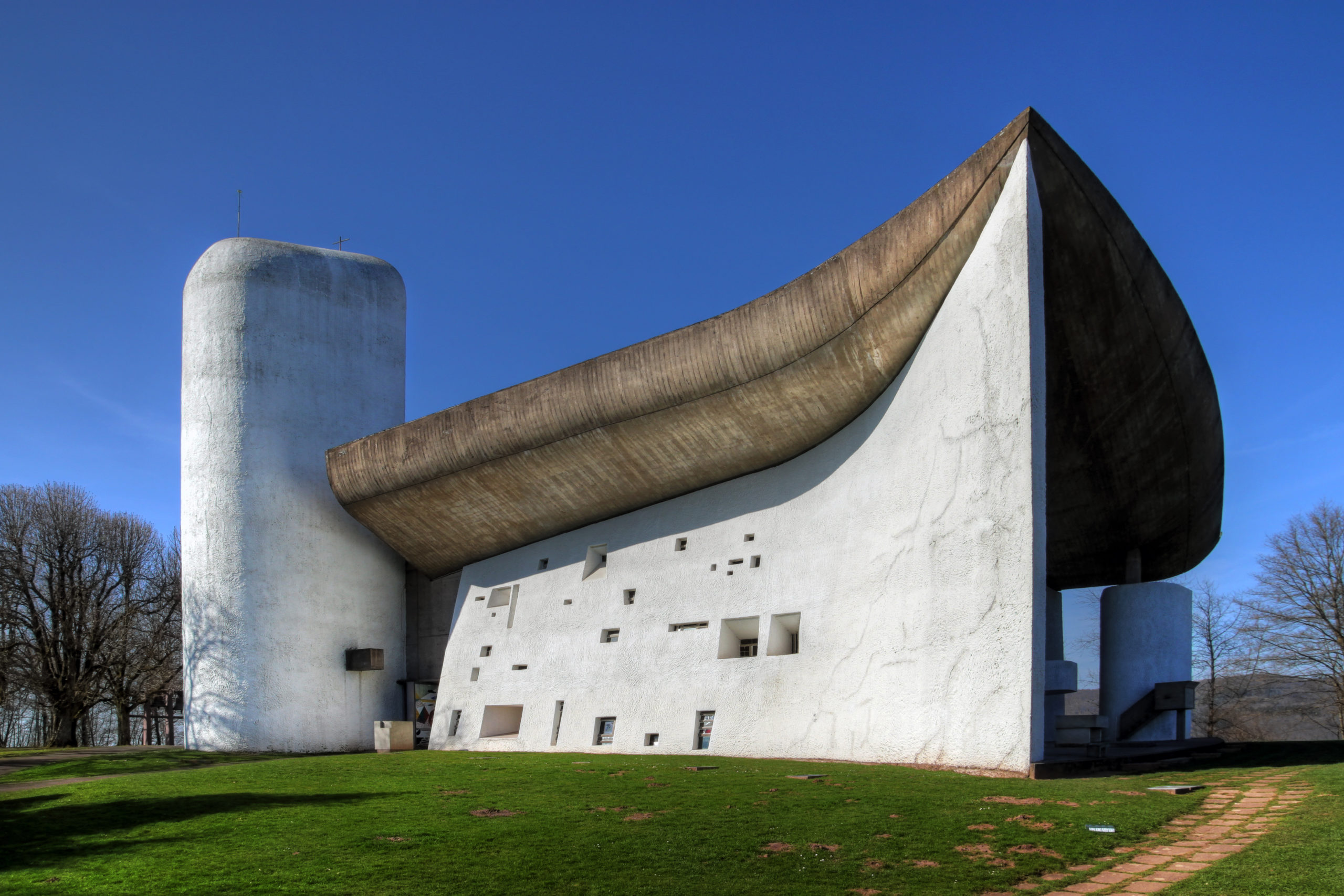 Chapelle moderne sous ciel bleu clair.