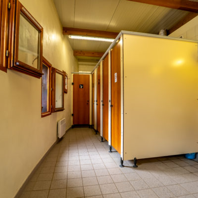 Intérieur de toilettes publiques avec urinoir.