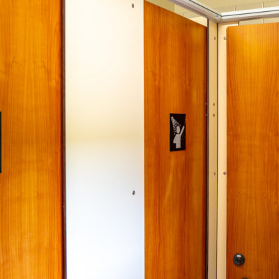 Portes de douches avec symboles de douche.