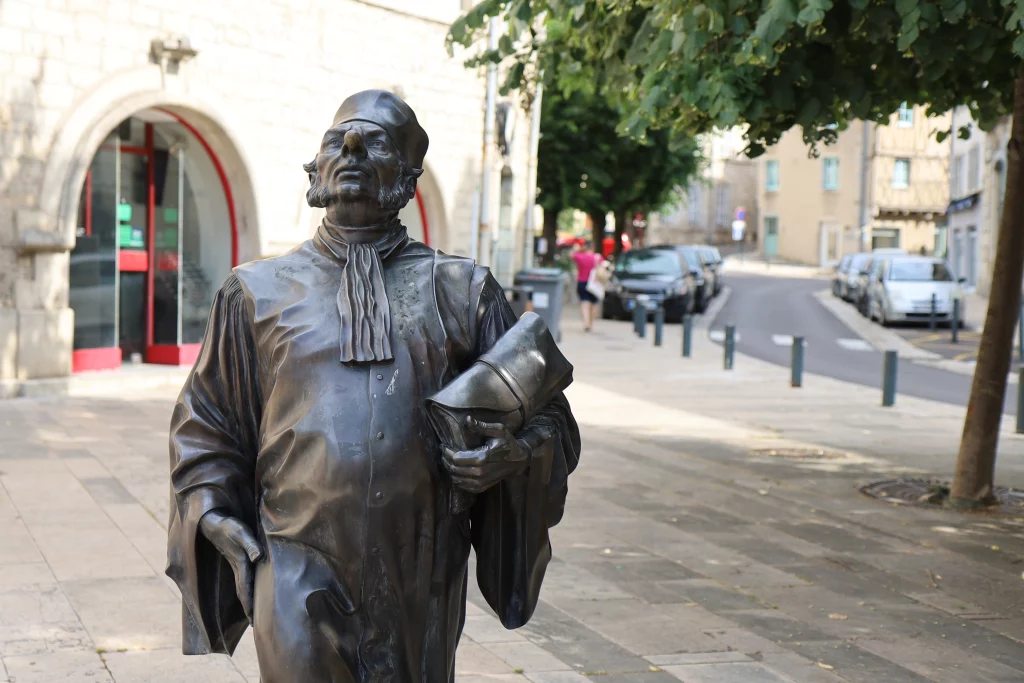Statue en bronze de Cyrano de Bergerac, ville tranquille.