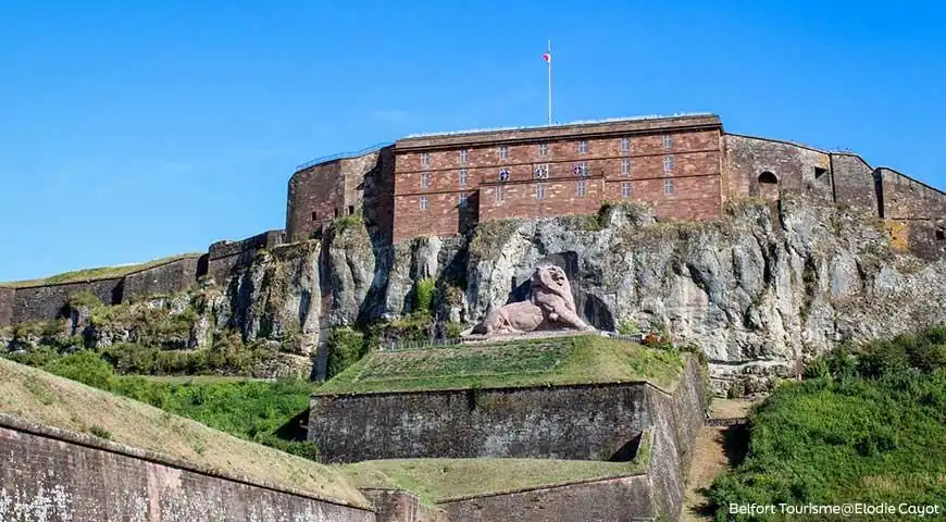 Citadelle de Belfort avec statue du Lion imposant.