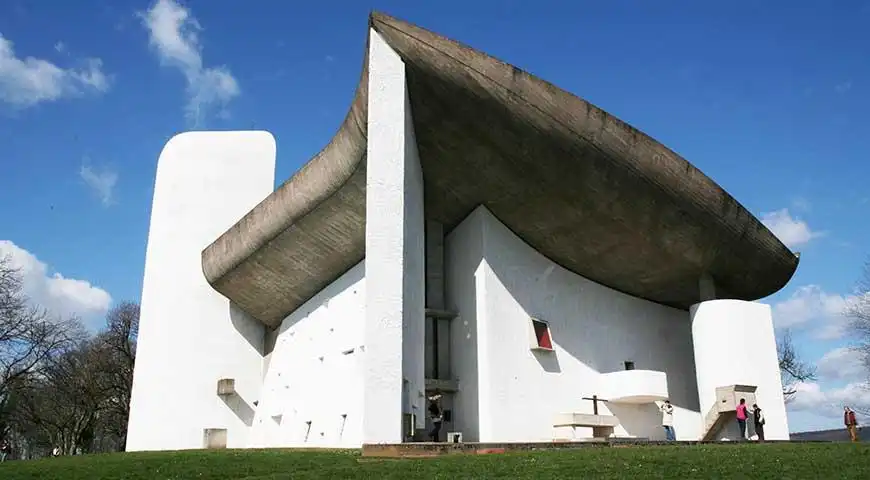 Chapelle Notre-Dame-du-Haut, architecture moderne en France.